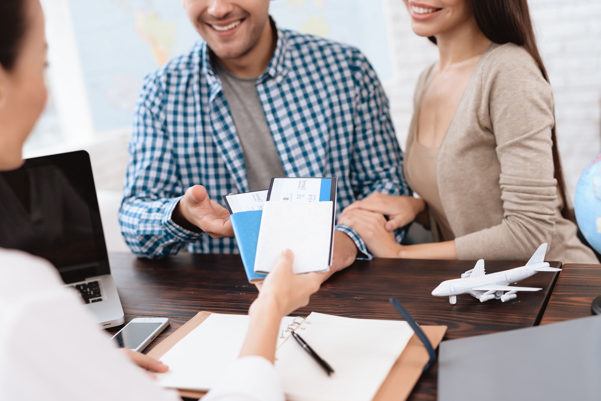 A young man and a woman came to the travel agency.